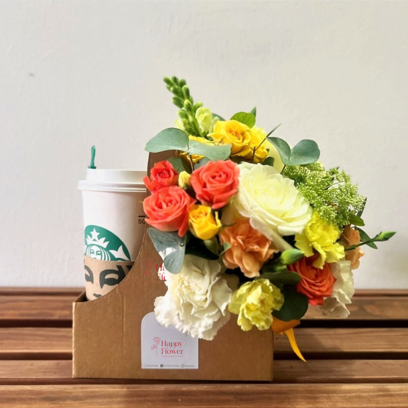 Bouquet de fleurs coloré aux côtés d'une boisson Starbucks fumante