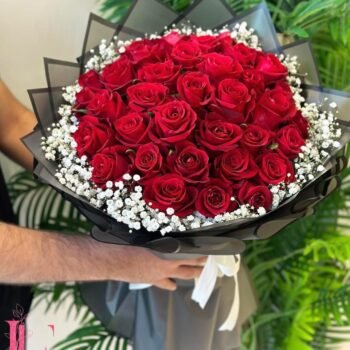 Commandez ce magnifique bouquet de fleurs rouges chez votre fleuriste à Rabat. Livraison le jour même à Rabat, Témara, Hay Riad, Salé et Sala Al Jadida.