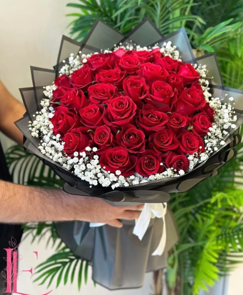 Commandez ce magnifique bouquet de fleurs rouges chez votre fleuriste à Rabat. Livraison le jour même à Rabat, Témara, Hay Riad, Salé et Sala Al Jadida.