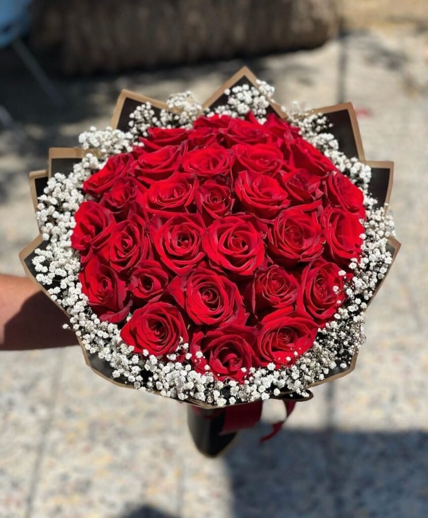 Commandez ce magnifique bouquet de fleurs rouges chez votre fleuriste à Rabat. Livraison le jour même à Rabat, Témara, Hay Riad, Salé et Sala Al Jadida.