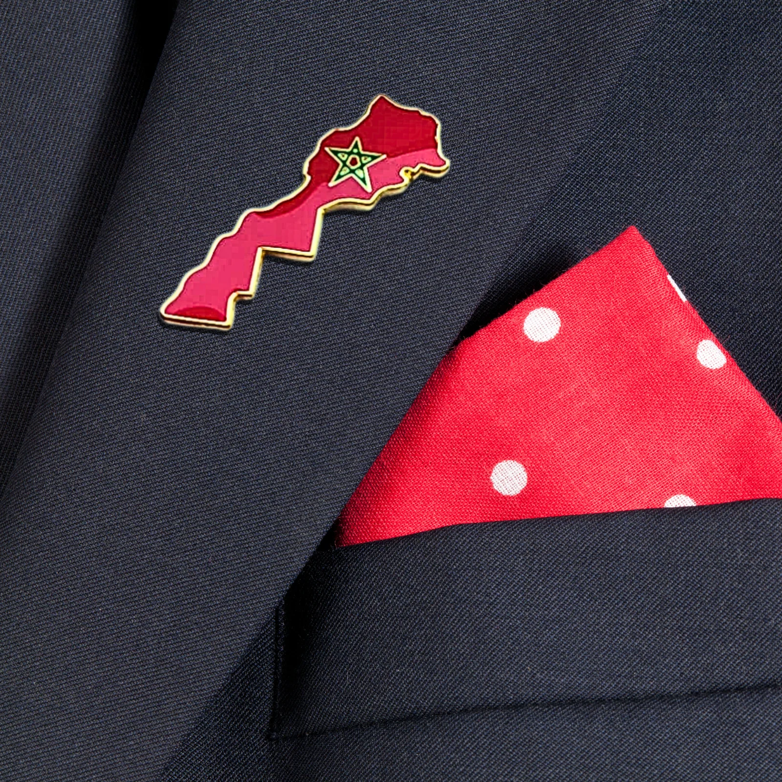 Pin's carte du Maroc en métal doré émail rouge porté sur veste bleue – broche épingle patriotique marocaine Pin's carte du Maroc en métal doré émail rouge porté sur veste bleue – broche épingle patriotique marocaine